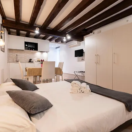 Fenix Colombina In Biennale - Your Little House Venedik